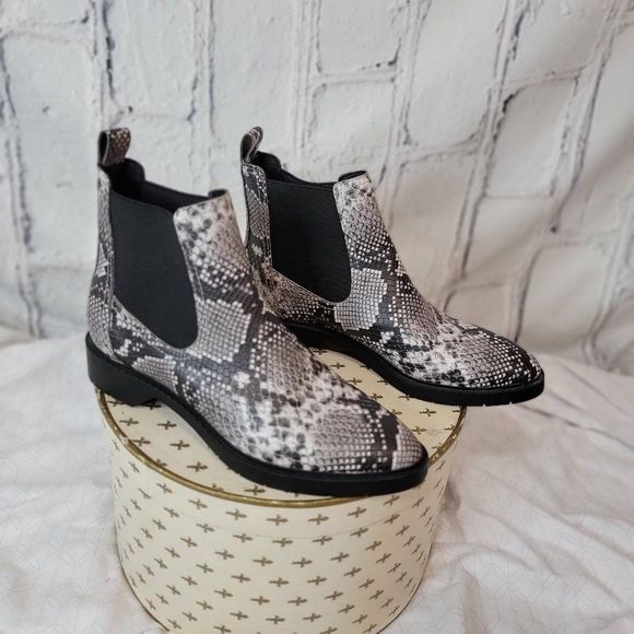 Treasure & Bond Shoes - Treasure & Bond Gabriella Chelsea Black Almond Toe Snakeskin Pull On Booties 7.5
